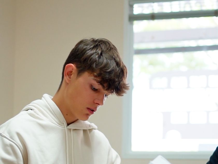 Alumno de Bachillerato escribiendo durante la clase