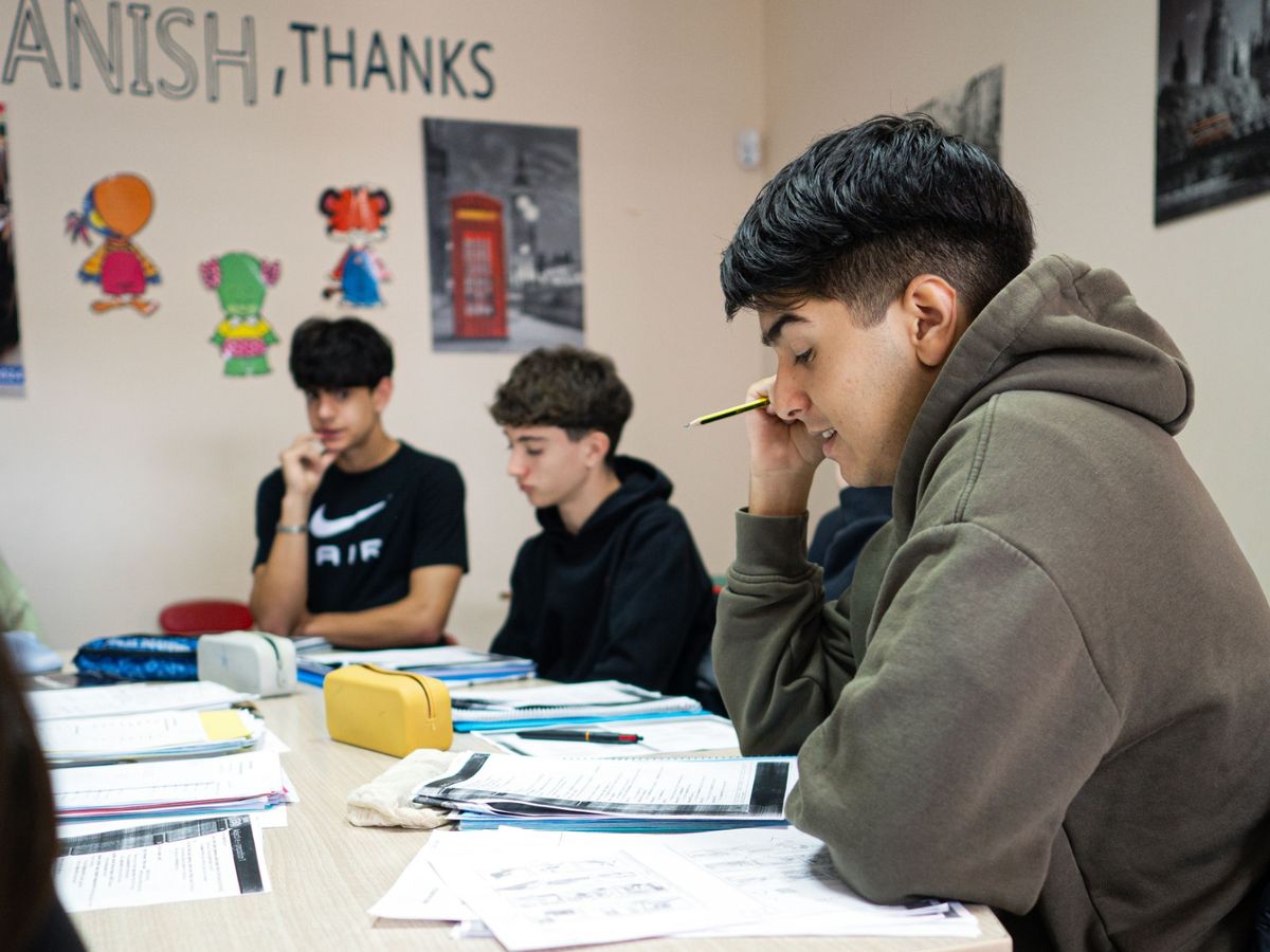 Grupo de alumnos de English College en clase