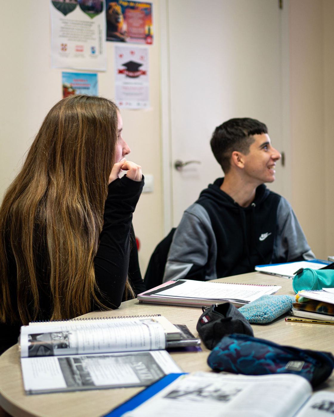 Dos alumnos de English College sonriendo en clase