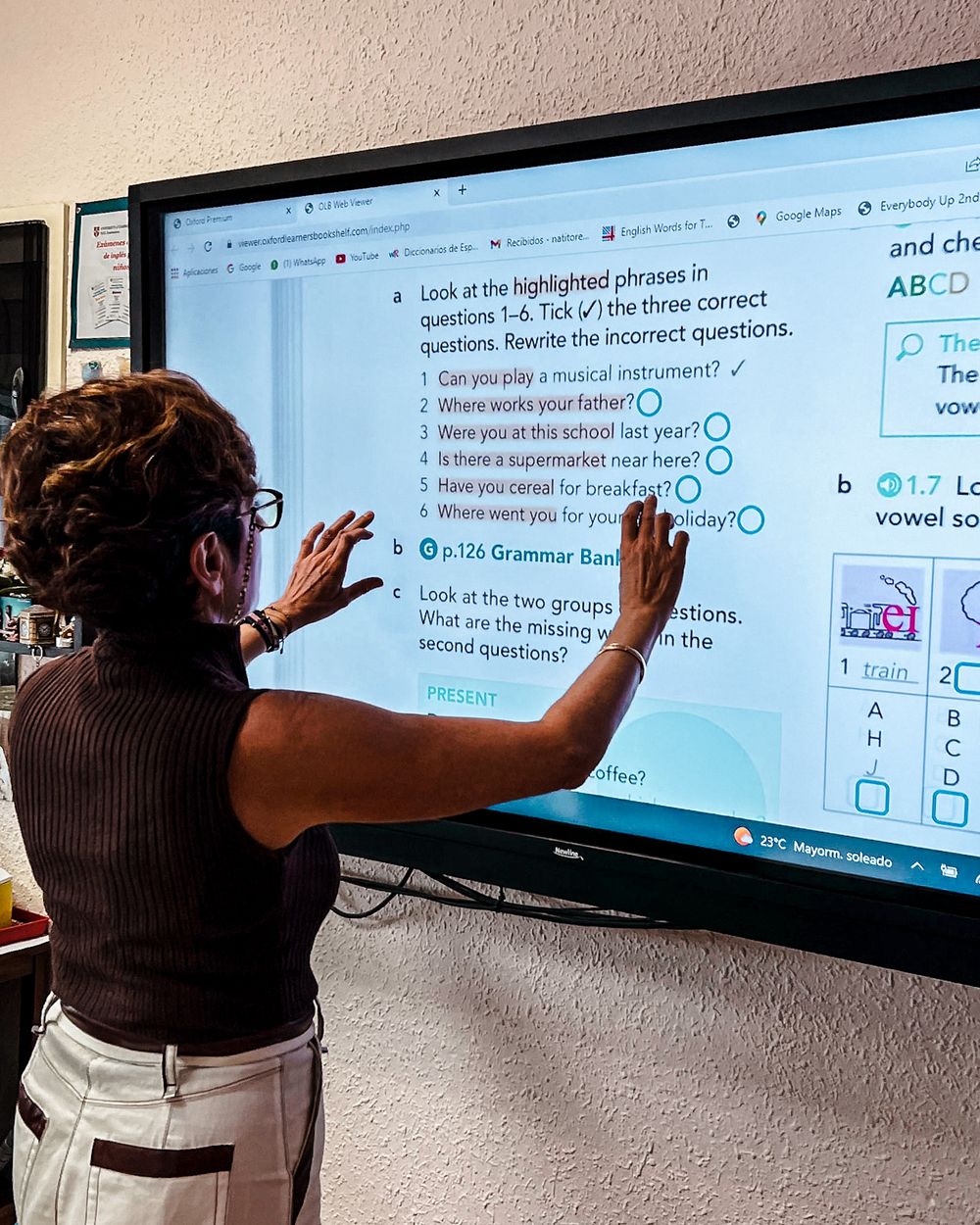 Profesora trabajando en la pizarra digital