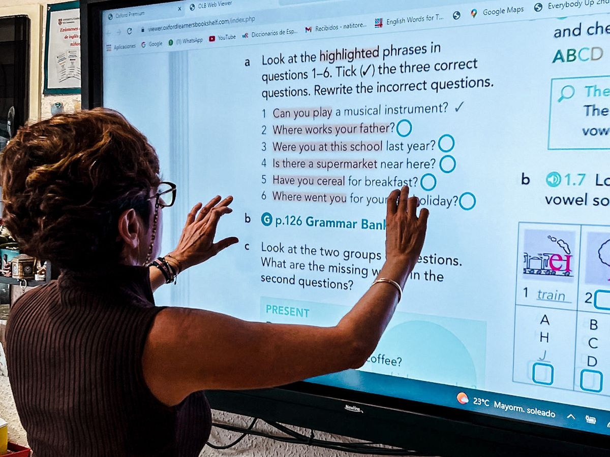 Profesora trabajando en la pizarra digital