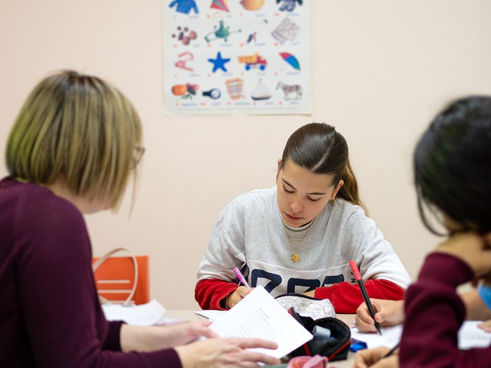 Alumna trabajando con la profesora