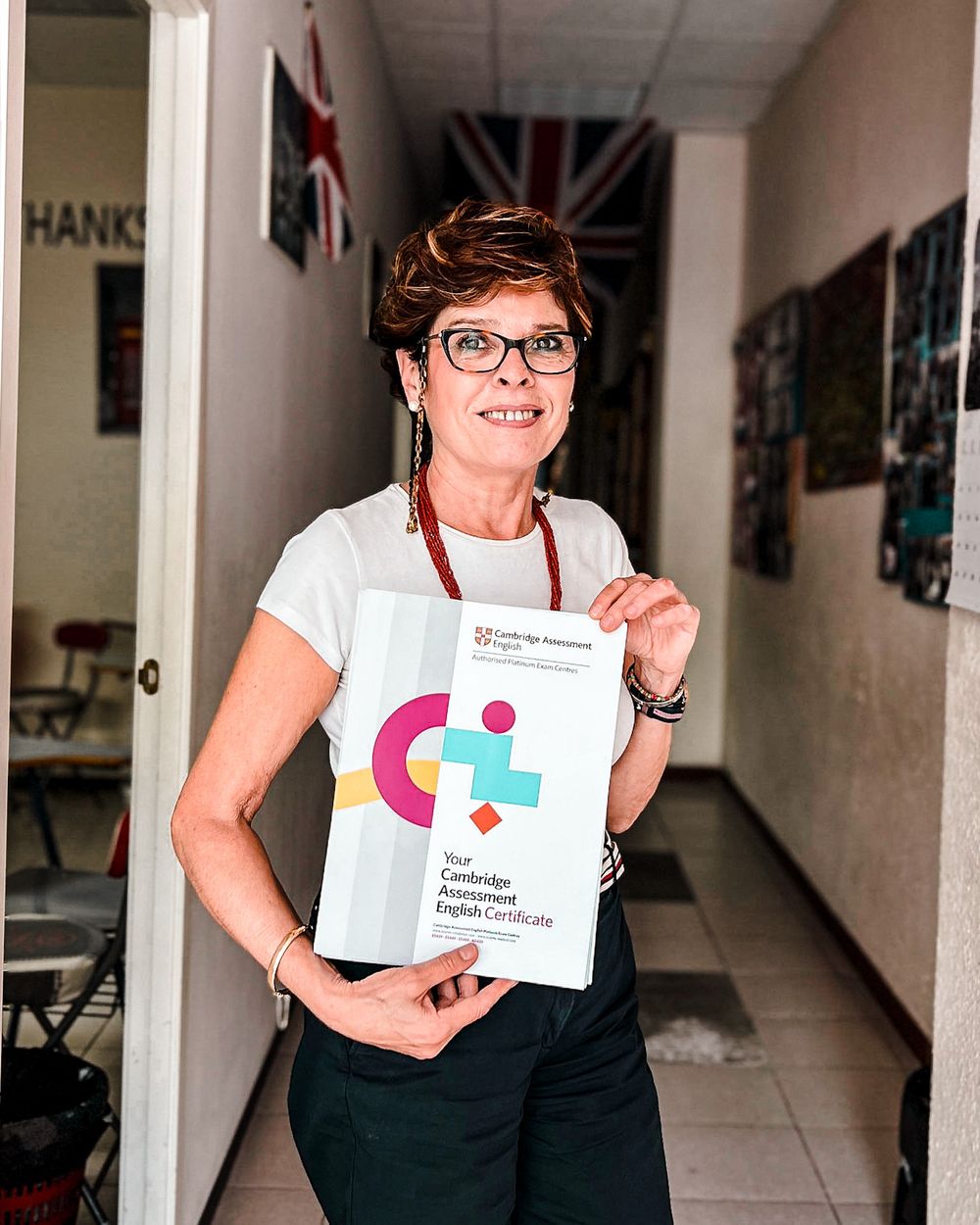 Profesora de English College con un certificado de Cambridge